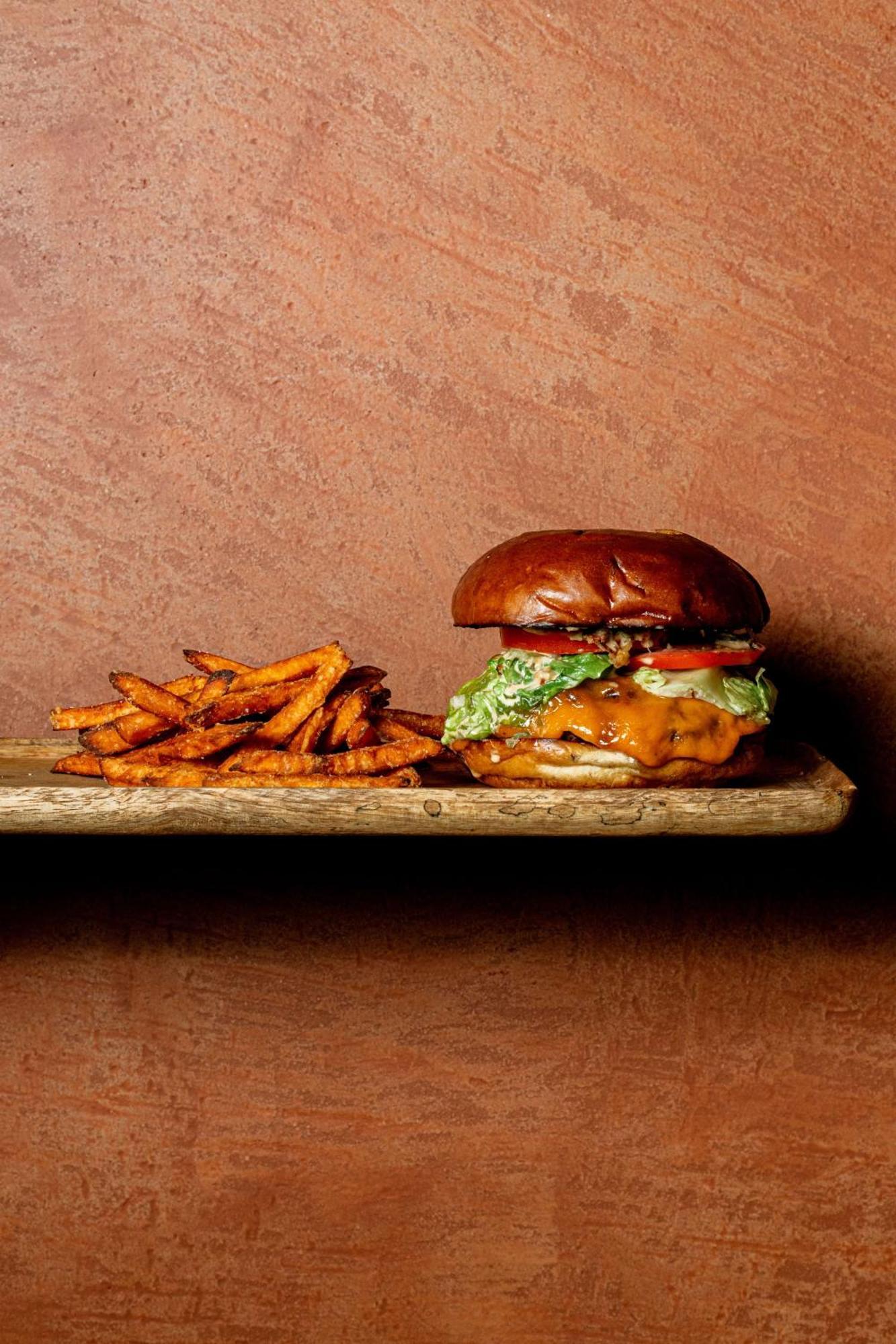 Verno House Budapest, Vignette Collection By Ihg Eksteriør billede A cheeseburger with fries