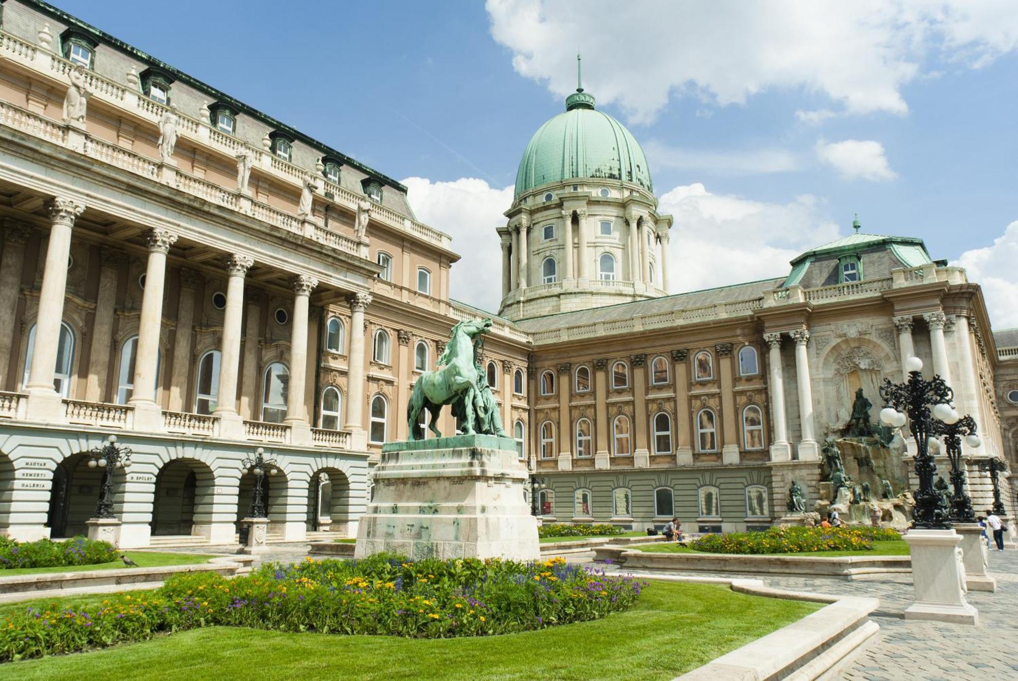 Verno House Budapest, Vignette Collection By Ihg Eksteriør billede The Royal Naval College, where the school was based from 1956 to 2005